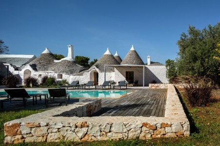 Architettura tradizionale e piscina contemporanea